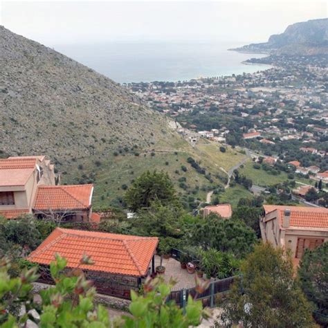 Palermo, furti di gioielli e Rolex in due ville a Pizzo Sella e nella 